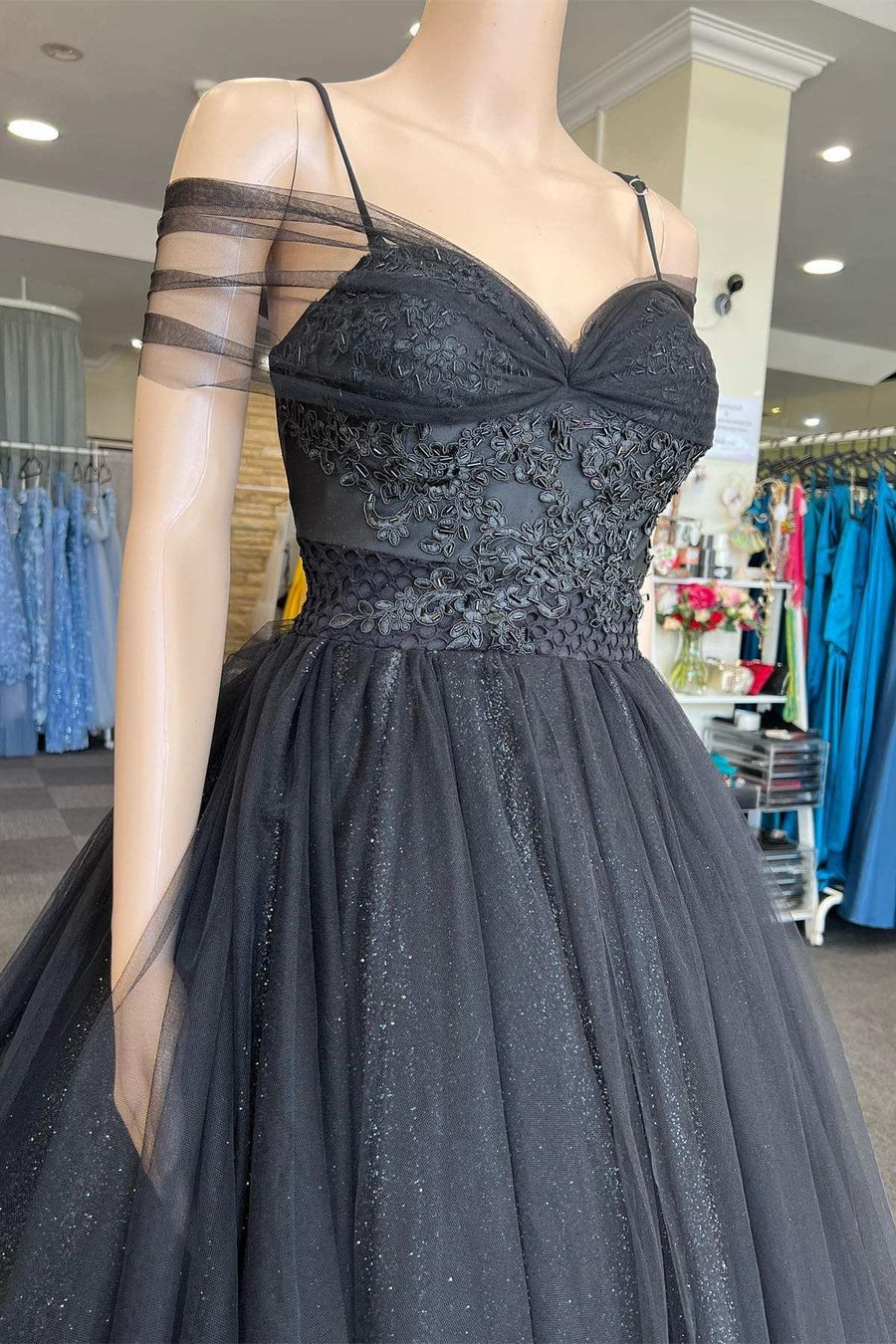 Vestido de fiesta de tul con tirantes finos y hombros descubiertos hasta el suelo